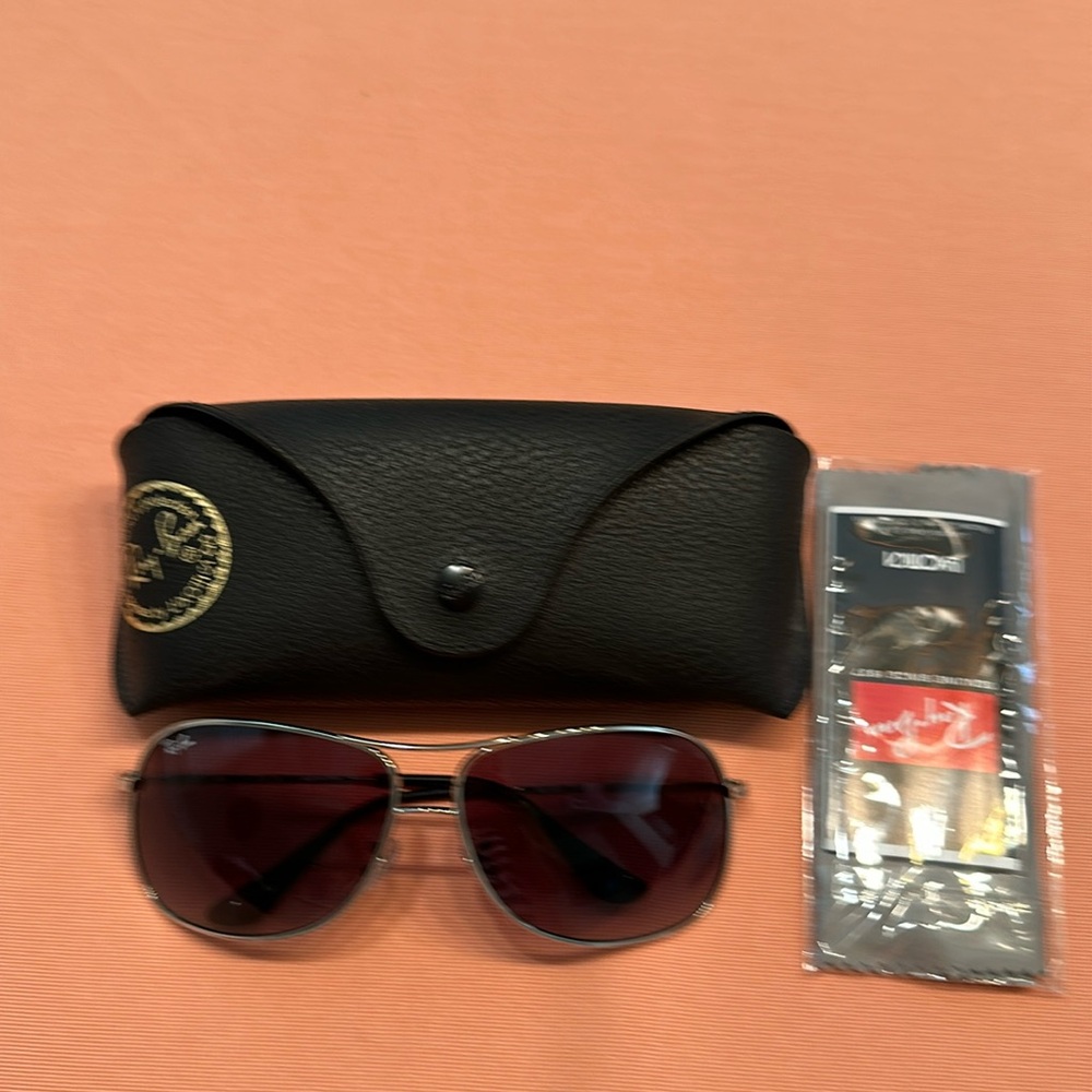 New Ray-Ban 63mm Aviator Sunglasses. Light weight. Case included.